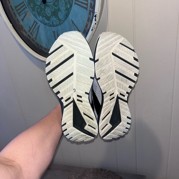 Brooks - Picture 8 of 8